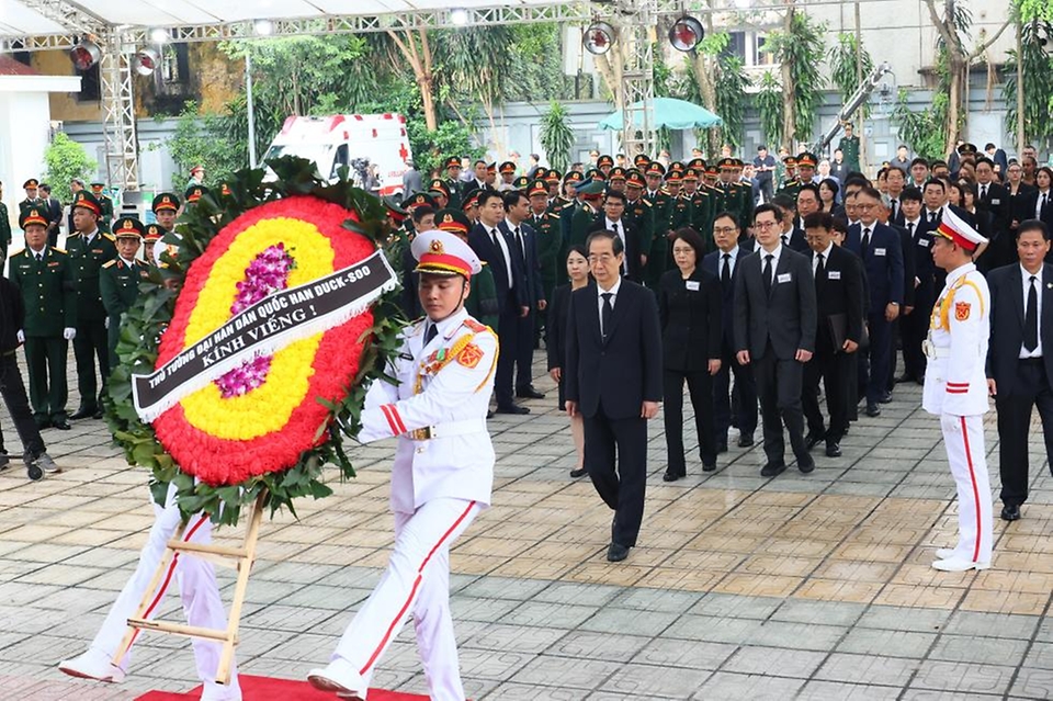 한덕수 국무총리가 25일(현지시간) 베트남 하노이 국립장례식장에서 거행된 고 응우옌 푸 쫑 베트남 공산당 서기장을 조문하고 있다.