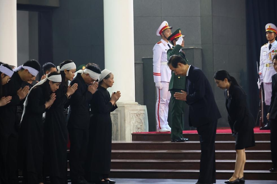 한덕수 국무총리가 25일(현지시간) 베트남 하노이 국립장례식장에서 거행된 고 응우옌 푸 쫑 베트남 공산당 서기장을 조문하고 있다.