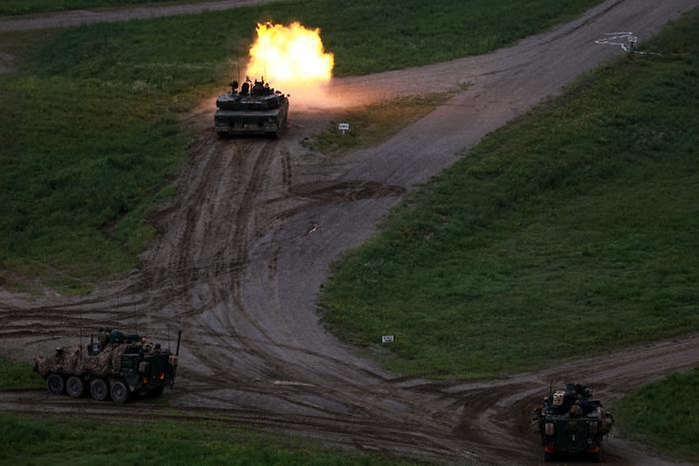 30일 경기도 포천시 로드리게스 훈련장에서 진행된 한미연합 제병협동 통합화력훈련에서 육군수도기계화보병사단의 K1A2 전차가 사격하는 가운데 미2사단·한미연합사단 스트라이커여단의 스트라이커 장갑차가 기동하고 있다.