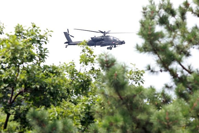 30일 경기도 포천시 로드리게스 훈련장에서 미군 아파치 헬기가 공중 엄호하는 모습.