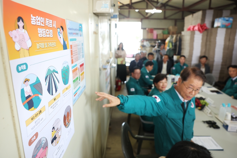 6일 충북 충주 한 농장에서 농림축산식품부와 고용노동부 폭염 대응 합동 점검 감담회에서 이정식 고용노동부 장관이 농업인 폭염 시 행동요령을 설명하고 있다. 