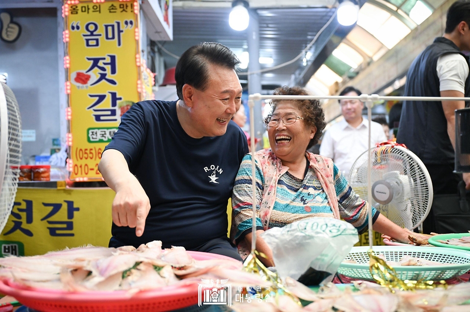 윤석열 대통령이 5일 경남 통영시 통영중앙시장을 방문해 상인들과 이야기를 나누고 있다.