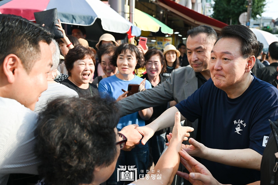 윤석열 대통령이 5일 경남 통영시 통영중앙시장을 방문해 상인, 시민들과 인사하고 있다.