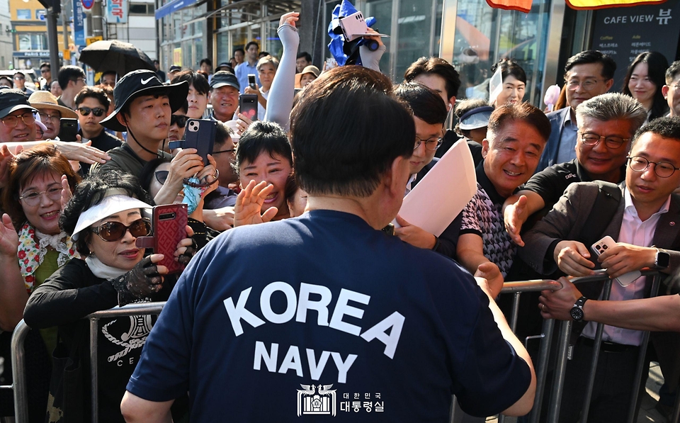 윤석열 대통령이 5일 경남 통영시 통영중앙시장을 방문해 시민들과 인사하고 있다.