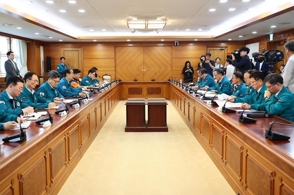 한덕수 국무총리가 7일 서울 종로구 정부서울청사에서 열린 의사 집단행동 중앙재난안전대책본부 회의를 주재하며 발언하고 있다.