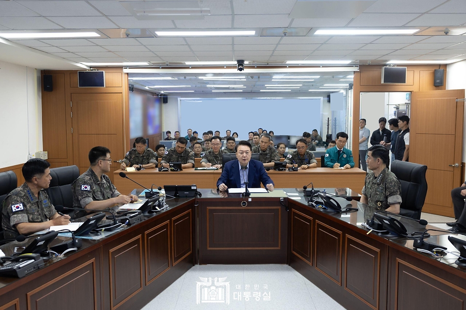 윤석열 대통령이 9일 충남 계룡대 전시지휘시설을 방문해 시설현황을 보고 받은 후 발언하고 있다.