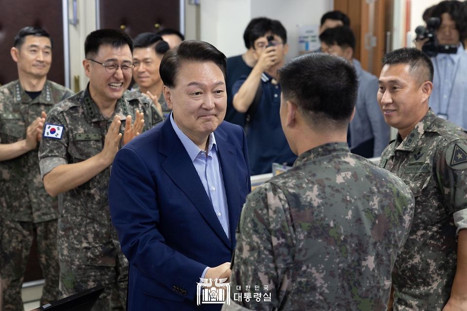 윤석열 대통령이 9일 충남 계룡대 전투통제실을 방문해 근무자들을 격려하고 있다. 