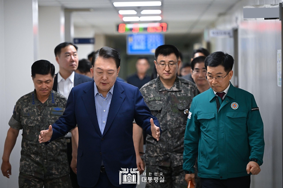 윤석열 대통령이 9일 충남 계룡대 전시지휘시설을 방문해 박안수 육군참모총장, 이영수 공군참모총장 등과 대화하며 브리핑 장소로 이동하고 있다. 