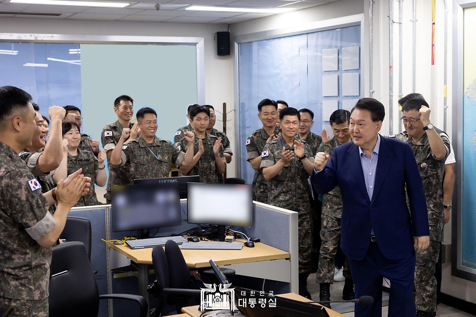 윤석열 대통령이 9일 충남 계룡대 전투통제실을 방문해 근무자들을 격려하고 있다. 