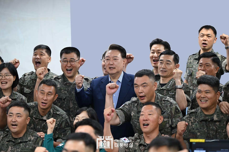 윤석열 대통령이 9일 충남 계룡대 전투통제실을 방문해 근무자들과 기념 촬영을 하고 있다.