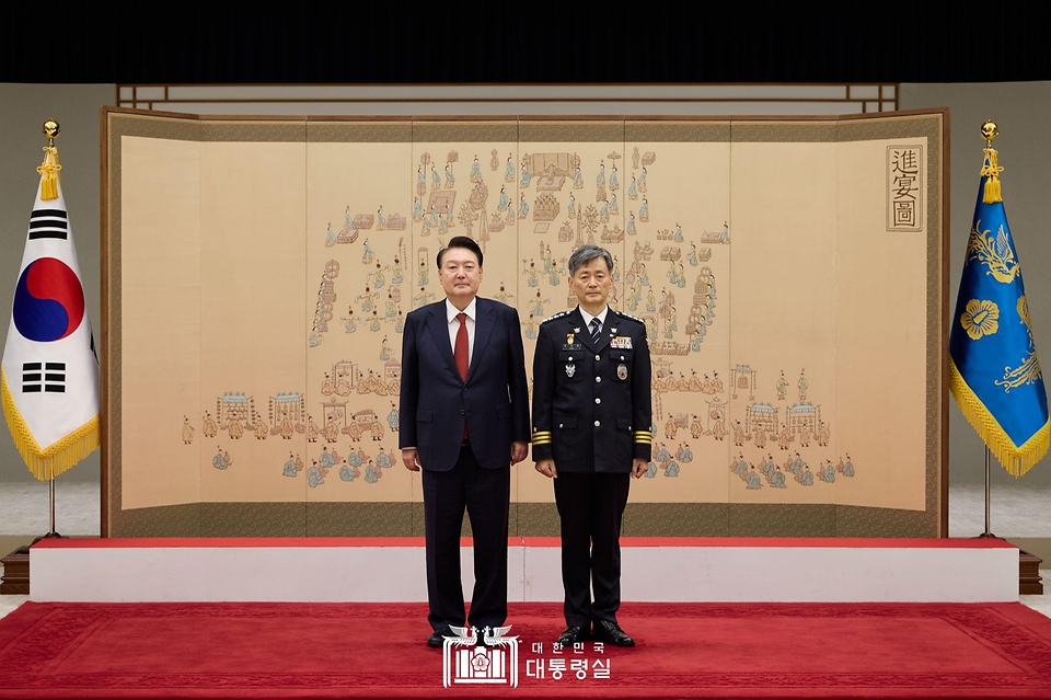 윤석열 대통령이 12일 서울 용산 대통령실 청사에서 열린 경찰청장 임명장 수여식에서 조지호 경찰청장에게 임명장을 수여한 뒤 기념 촬영을 하고 있다.