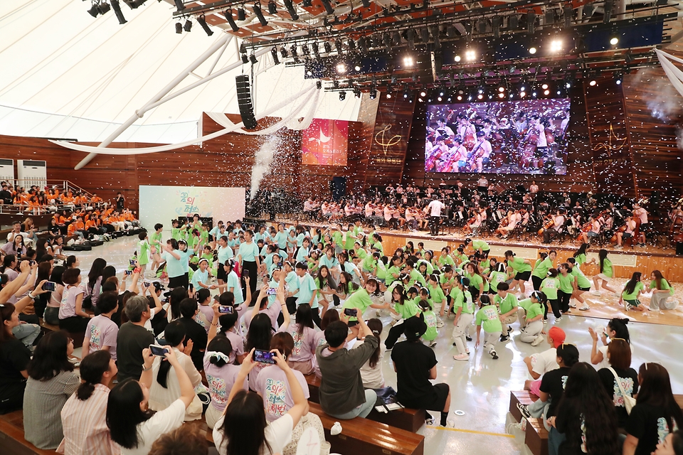 9일 강원도 평창군 알펜시아 뮤직텐트에서 열린 ‘2024 꿈의 페스티벌 합동공연’에서 공연이 펼쳐지고 있다. 