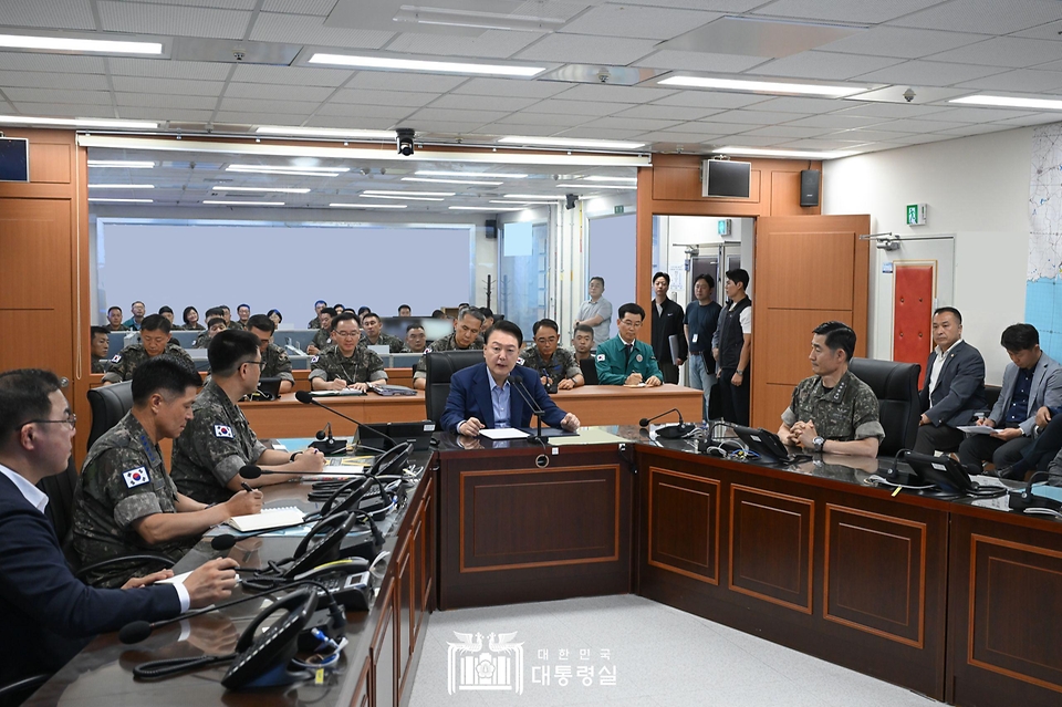 윤석열 대통령이 9일 충남 계룡대 전시지휘시설을 방문해 시설현황을 보고 받은 후 발언하고 있다.