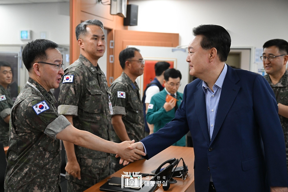 윤석열 대통령이 9일 충남 계룡대 전시지휘시설을 방문해 근무자들을 격려하고 있다.