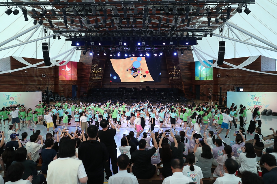 9일 강원도 평창군 알펜시아 뮤직텐트에서 열린 ‘2024 꿈의 페스티벌 합동공연’에서 공연이 펼쳐지고 있다. 