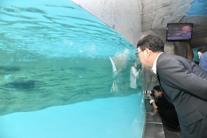 최응천 국가유산청장이 12일 서울 광진구 서울어린이대공원 수달관에서 천연기념물 수달을 살펴보고 있다. 