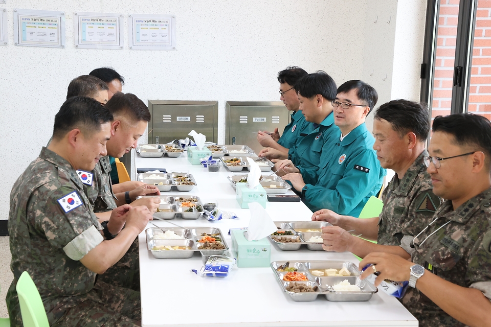 임기근 조달청장이 13일 육군 35사단 군산대대 병영식당에서 군 급식 품질을 확인한 후 군 관계자와 함께 식사를 하고 있다.