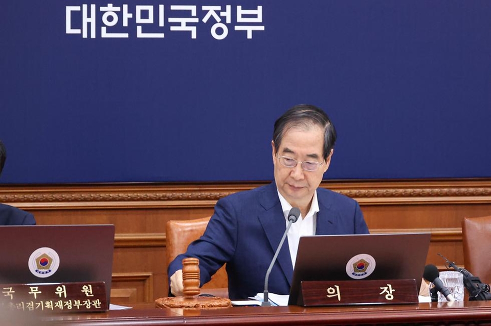 한덕수 국무총리가 13일 서울 종로구 정부서울청사에서 열린 ‘제35회 국무회의’에서 의사봉을 두드리고 있다.