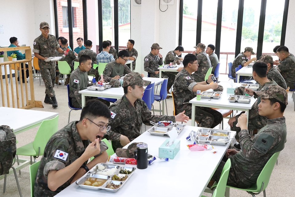 임기근 조달청장이 13일 육군 35사단 군산대대 병영식당에서 군 급식 품질을 확인한 후 군 관계자 및 병사들과 함께 식사를 하고 있다.