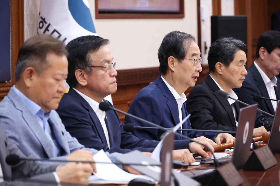 한덕수 국무총리가 13일 서울 종로구 정부서울청사에서 열린 ‘제35회 국무회의’를 주재하며 발언하고 있다.