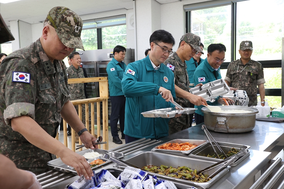 임기근 조달청장이 13일 육군 35사단 군산대대 병영식당에서 군 급식 품질을 확인한 후 군 관계자와 식사를 함께 했다.