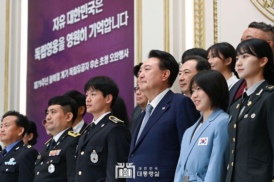 윤석열 대통령이 14일 청와대 영빈관에서 열린 독립유공자 후손 초청 오찬에서 참석자들과 기념 촬영을 하고 있다.