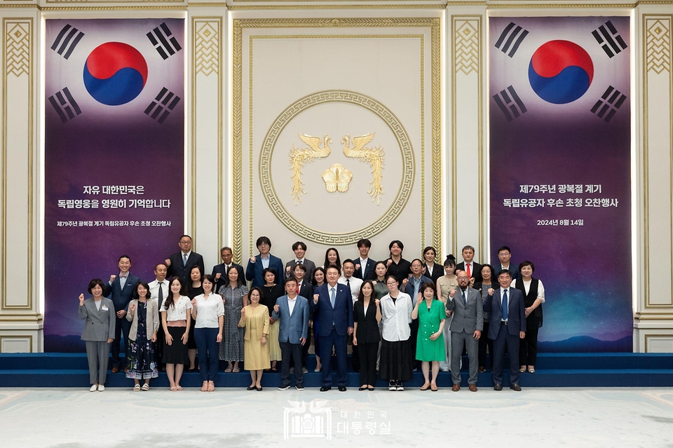 윤석열 대통령이 14일 청와대 영빈관에서 열린 독립유공자 후손 초청 오찬에서 참석자들과 기념 촬영을 하고 있다.