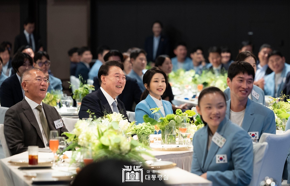 윤석열 대통령과 김건희 여사가 22일 서울 중구 신라호텔에서 열린 ‘2024 파리올림픽 선수단 격려 행사’에서 정의선 현대차그룹 회장과 등과 함께 선수들의 소감을 듣고 있다.