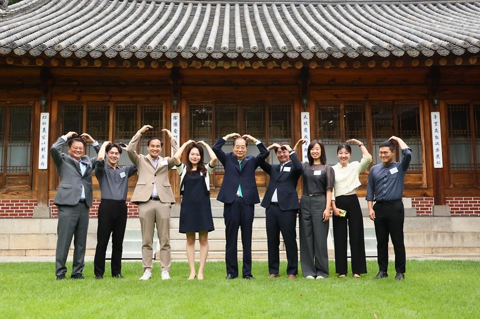 한덕수 국무총리가 27일 서울 종로구 삼청동 총리공관에서 열린 출입기자단 오찬 간담회에서 참석자들과 기념 촬영을 하고 있다.