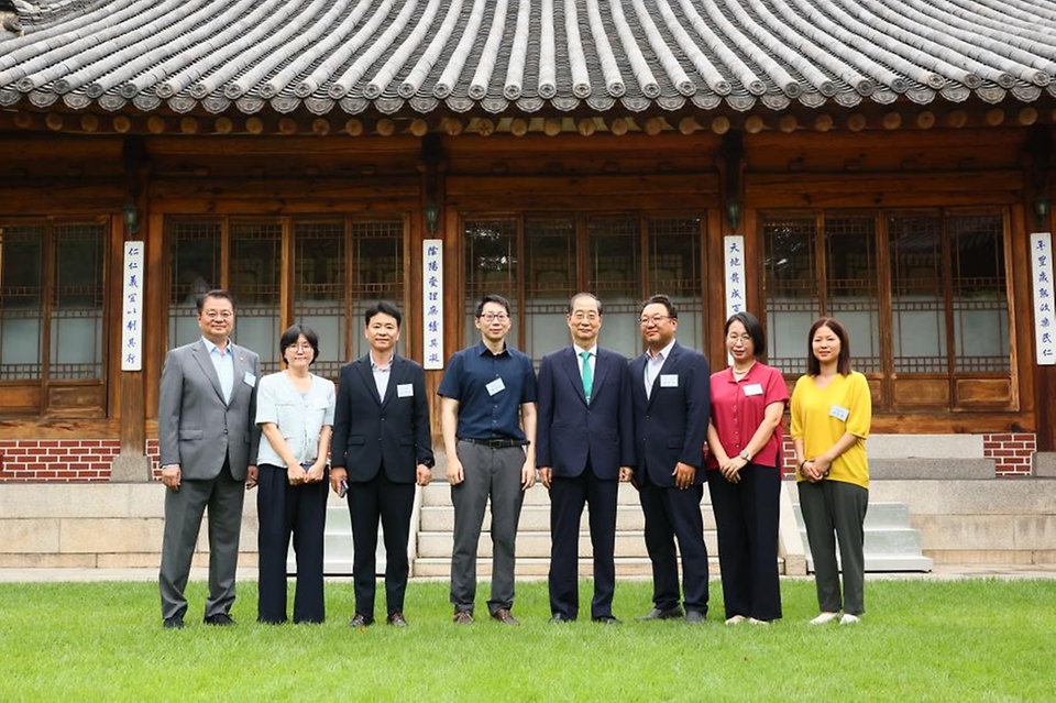 한덕수 국무총리가 27일 서울 종로구 삼청동 총리공관에서 열린 출입기자단 오찬 간담회에서 참석자들과 기념 촬영을 하고 있다.