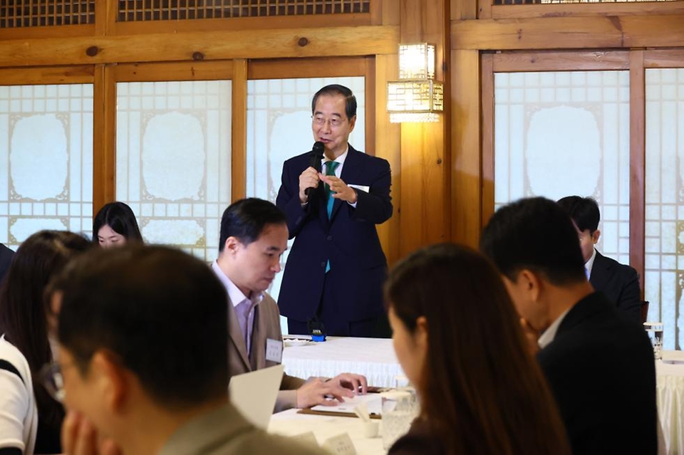 한덕수 국무총리가 27일 서울 종로구 삼청동 총리공관에서 열린 출입기자단 오찬 간담회에서 발언하고 있다. 