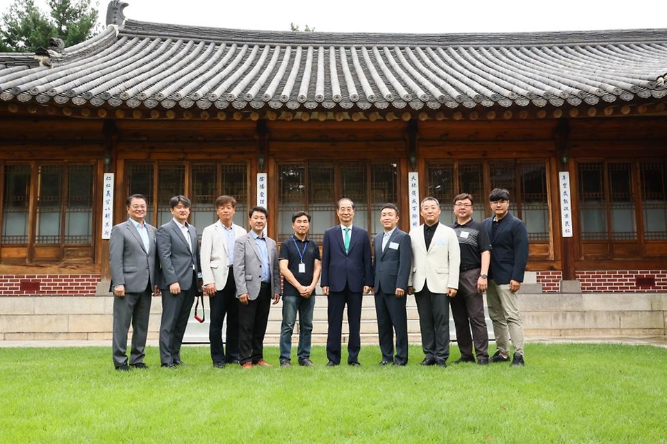 한덕수 국무총리가 27일 서울 종로구 삼청동 총리공관에서 열린 출입기자단 오찬 간담회에서 참석자들과 기념 촬영을 하고 있다.