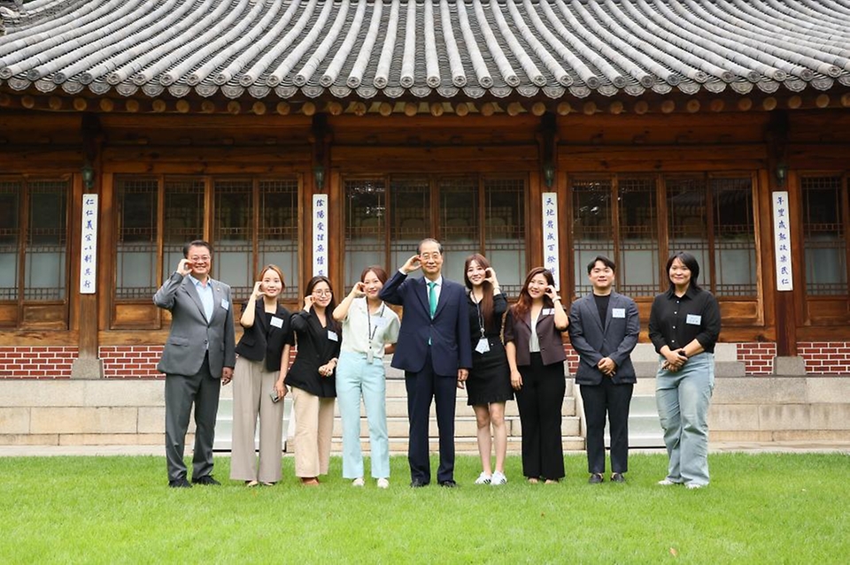 한덕수 국무총리가 27일 서울 종로구 삼청동 총리공관에서 열린 출입기자단 오찬 간담회에서 참석자들과 기념 촬영을 하고 있다.