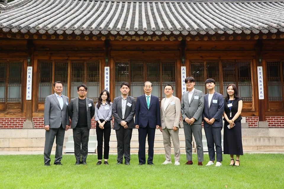 한덕수 국무총리가 27일 서울 종로구 삼청동 총리공관에서 열린 출입기자단 오찬 간담회에서 참석자들과 기념 촬영을 하고 있다.