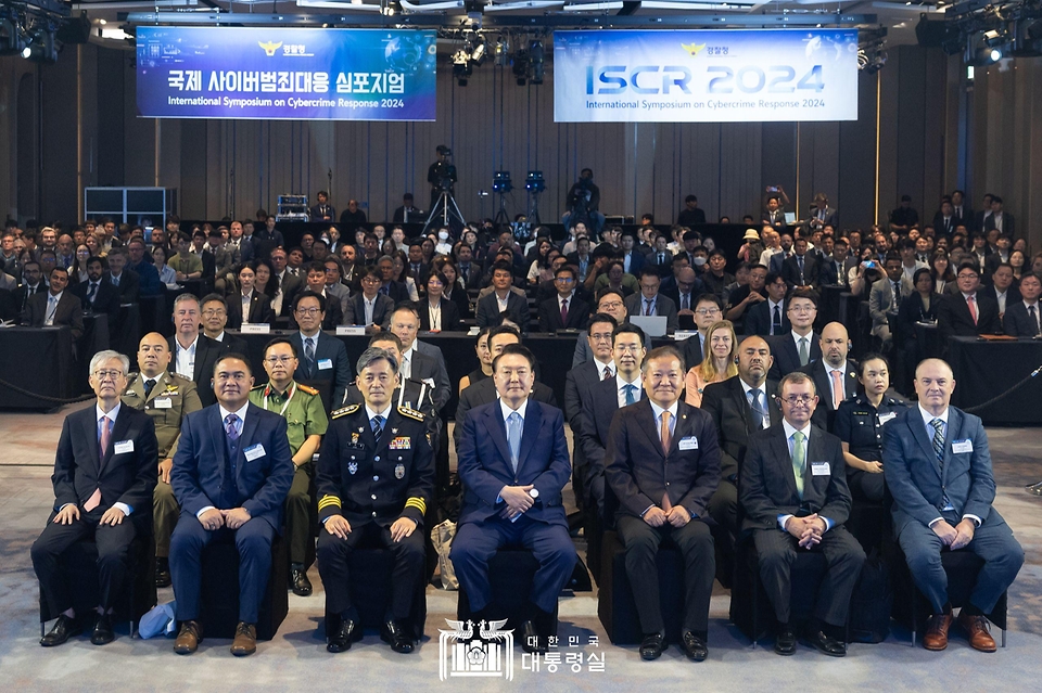 윤석열 대통령이 27일 서울 영등포구 페어몬트 앰배서더에서 열린 ‘2024 국제 사이버범죄대응 심포지엄 개회식’에서 참석자들과 기념 촬영을 하고 있다. (왼쪽부터 윤용섭 국가경찰위원장, 데이비드 마르티네즈 빈루안 아세아나폴 사무국장, 조지호 경찰청장, 윤석열 대통령, 이상민 행정안전부 장관, 페드로 베르델로 유럽평의회 사이버범죄협약위원회 의장, 존 크레인 국제인터넷주소관리기구 수석부사장)