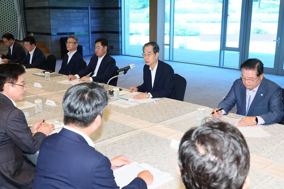 한덕수 국무총리가 28일 세종시 국무총리 공관에서 기회발전특구를 보유한 부산·대구·대전·경남·경북·전남·전북·제주 등 8개 시도의 단체장·부단체장을 초청해 ‘기회발전특구 중앙-지방 협력 간담회’를 주재하고 있다. 