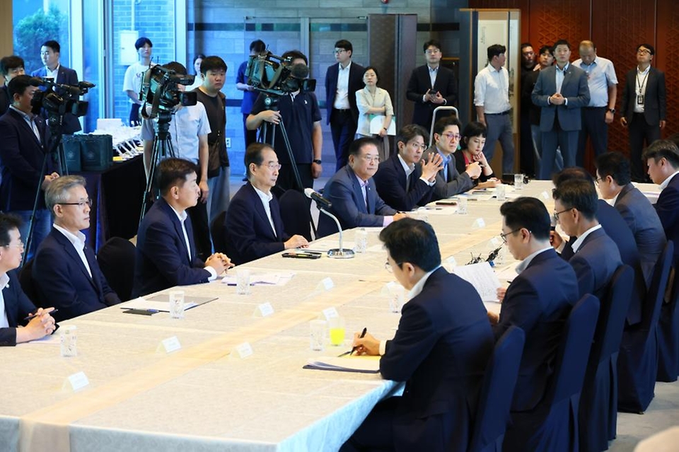 한덕수 국무총리가 28일 세종시 국무총리 공관에서 기회발전특구를 보유한 부산·대구·대전·경남·경북·전남·전북·제주 등 8개 시도의 단체장·부단체장을 초청해 ‘기회발전특구 중앙-지방 협력 간담회’를 주재하고 있다. 