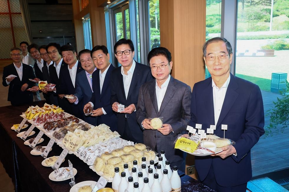 한덕수 국무총리가 28일 세종시 국무총리 공관에서 열린 ‘기회발전특구 중앙-지방 협력 간담회’에서 참석한 중앙 관련 부처와 해당 시도지사와 함께 각 지역 특산물을 들고 기념 촬영을 하고 있다.