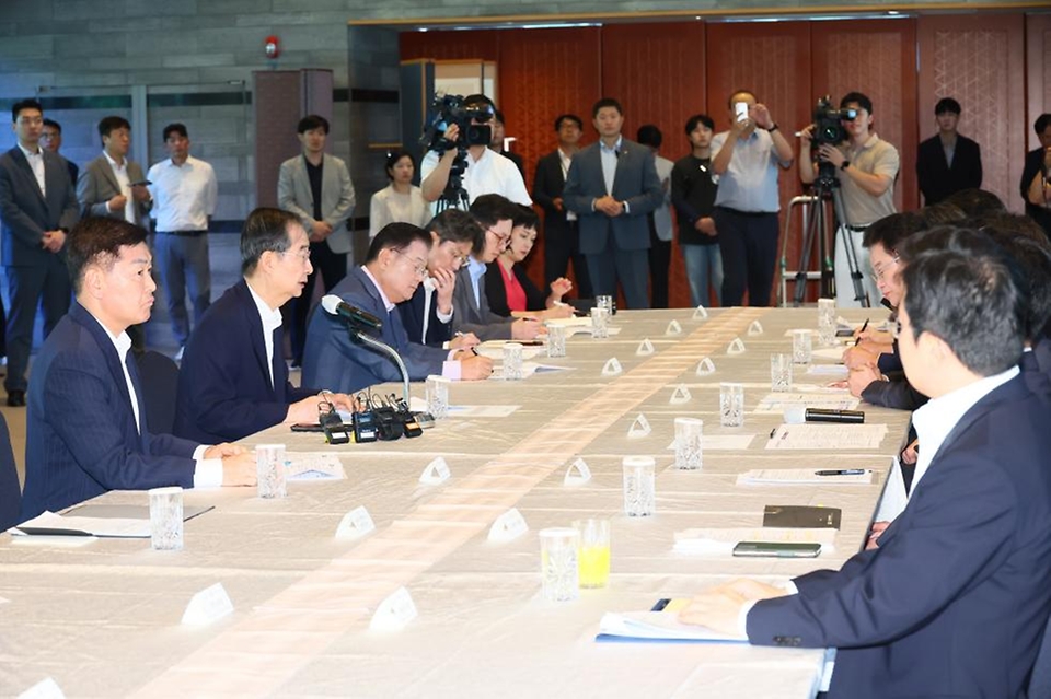 한덕수 국무총리가 28일 세종시 국무총리 공관에서 기회발전특구를 보유한 부산·대구·대전·경남·경북·전남·전북·제주 등 8개 시도의 단체장·부단체장을 초청해 ‘기회발전특구 중앙-지방 협력 간담회’를 주재하고 있다. 