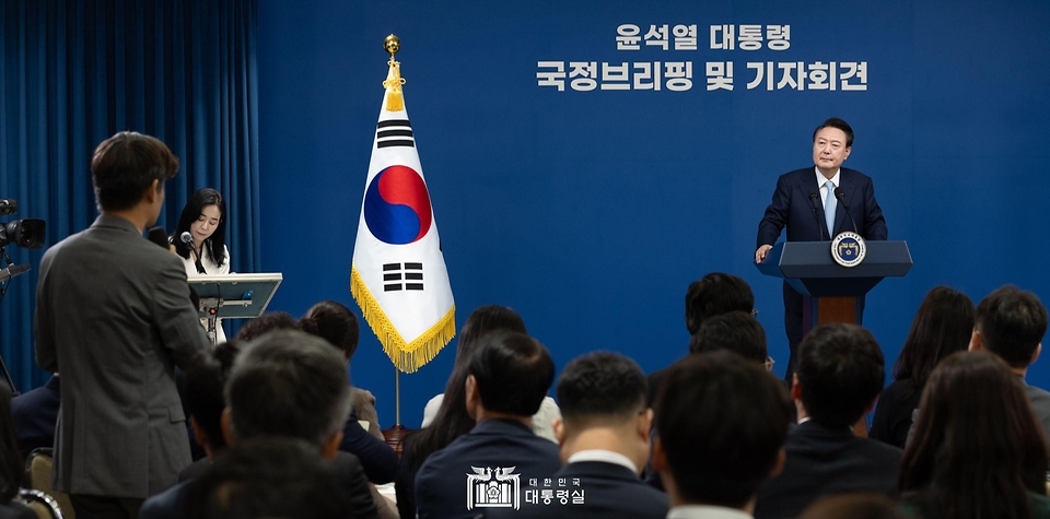 윤석열 대통령이 29일 서울 용산 대통령실 청사 브리핑실에서 ‘국정브리핑 및 기자회견’을 하고 있다.