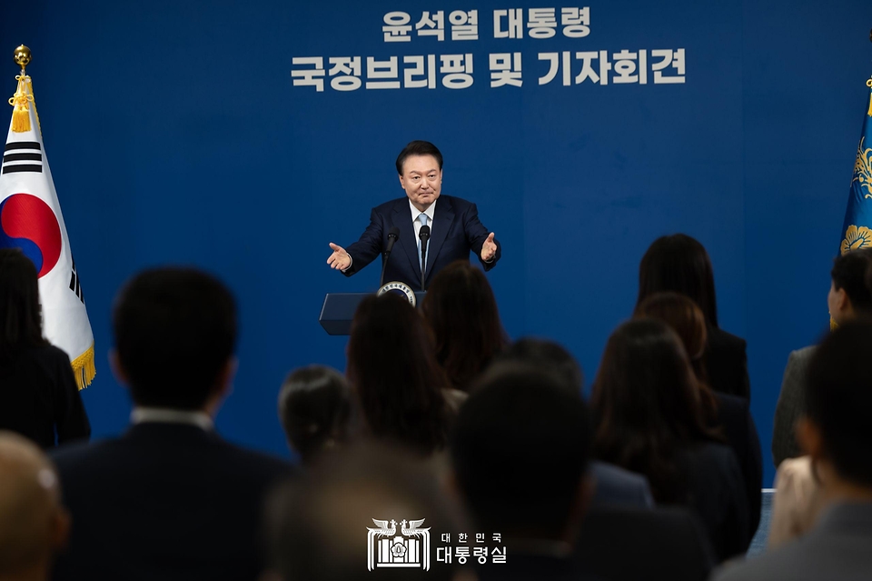 윤석열 대통령이 29일 서울 용산 대통령실 청사 브리핑실에서 ‘국정브리핑 및 기자회견’을 하고 있다.