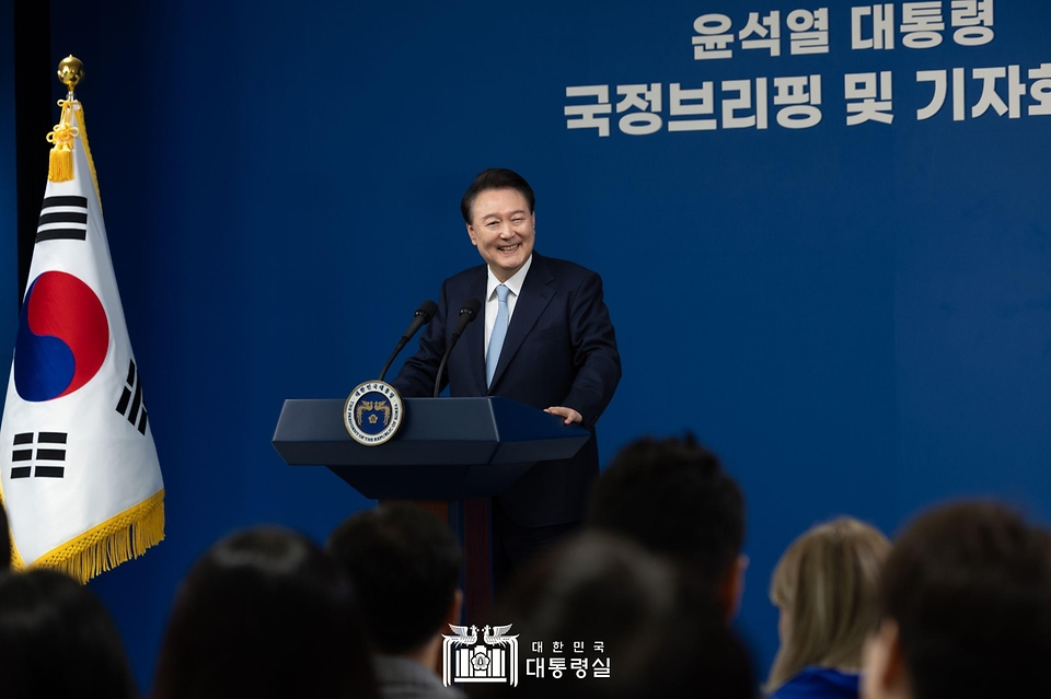 윤석열 대통령이 29일 서울 용산 대통령실 청사 브리핑실에서 ‘국정브리핑 및 기자회견’을 하고 있다.