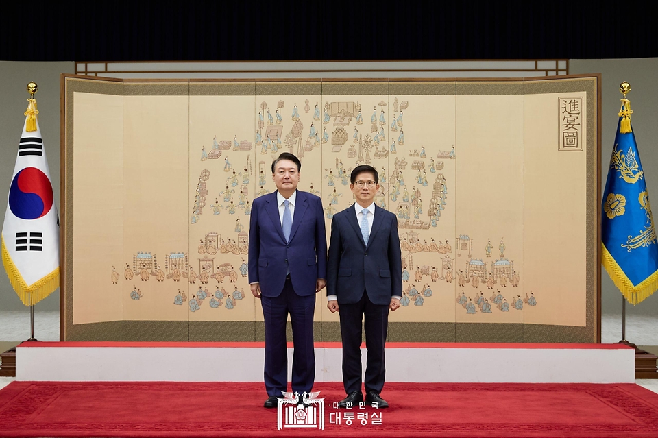 윤석열 대통령이 30일 서울 용산 대통령실 청사에서 열린 ‘장관 임명장 수여식’에서 김문수 고용노동부 장관에게 임명장을 수여한 뒤 기념 촬영을 하고 있다. 