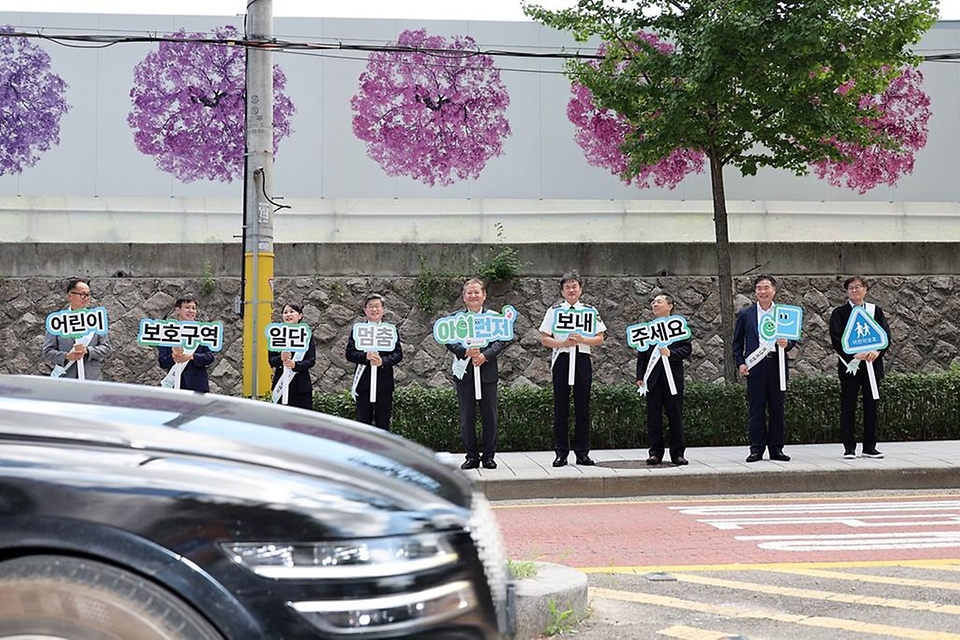 이상민 행정안전부 장관이 29일 서울 중구 덕수초등학교 앞 어린이보호구역에서 어린이 교통안전 문화 정착을 위한 ‘일단멈춤, 아이먼저 보내주세요’ 현장 캠페인을 펼치고 있다. 