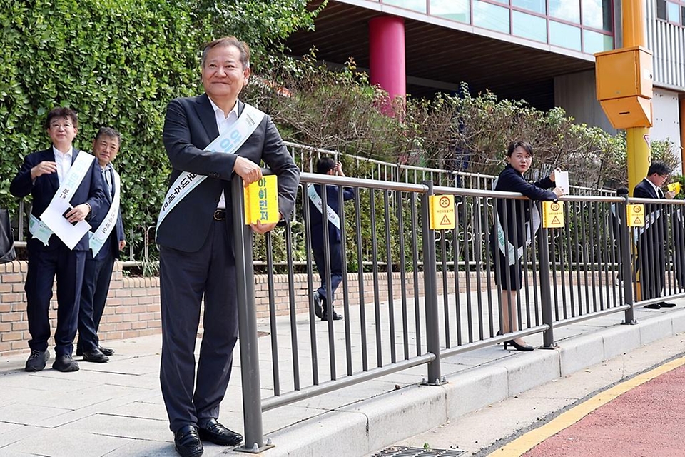 이상민 행정안전부 장관이 29일 서울 중구 덕수초등학교 앞 어린이보호구역에서 어린이 교통안전 문화 정착을 위한 ‘일단멈춤, 아이먼저 보내주세요’ 현장 캠페인을 펼치고 있다. 