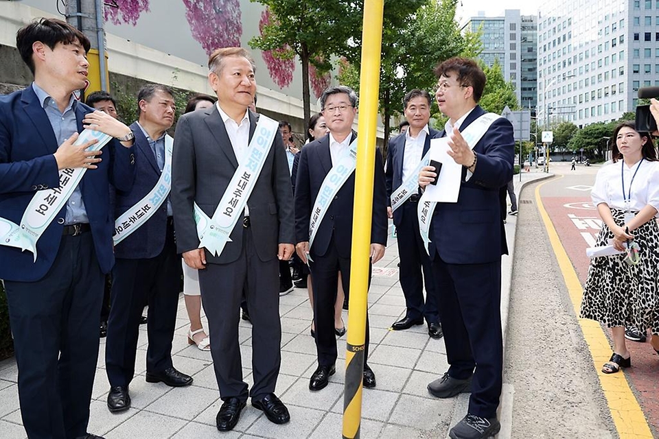 이상민 행정안전부 장관이 29일 서울 중구 덕수초등학교 앞 어린이보호구역에서 어린이 교통안전 문화 정착을 위한 ‘일단멈춤, 아이먼저 보내주세요’ 현장 캠페인에서 안전 점검을 하고 있다.