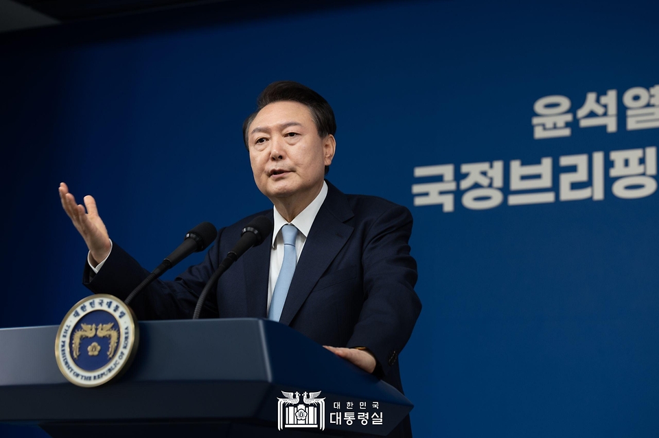 윤석열 대통령이 29일 서울 용산 대통령실 청사 브리핑실에서 열린 ‘국정브리핑 및 기자회견’에서 취재진의 질문에 답하고 있다. 