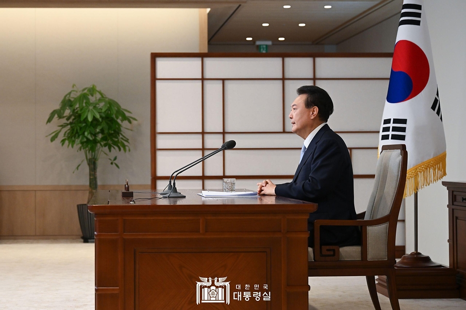 윤석열 대통령이 29일 서울 용산 대통령실 청사 집무 공간에서 국정브리핑을 하고 있다.