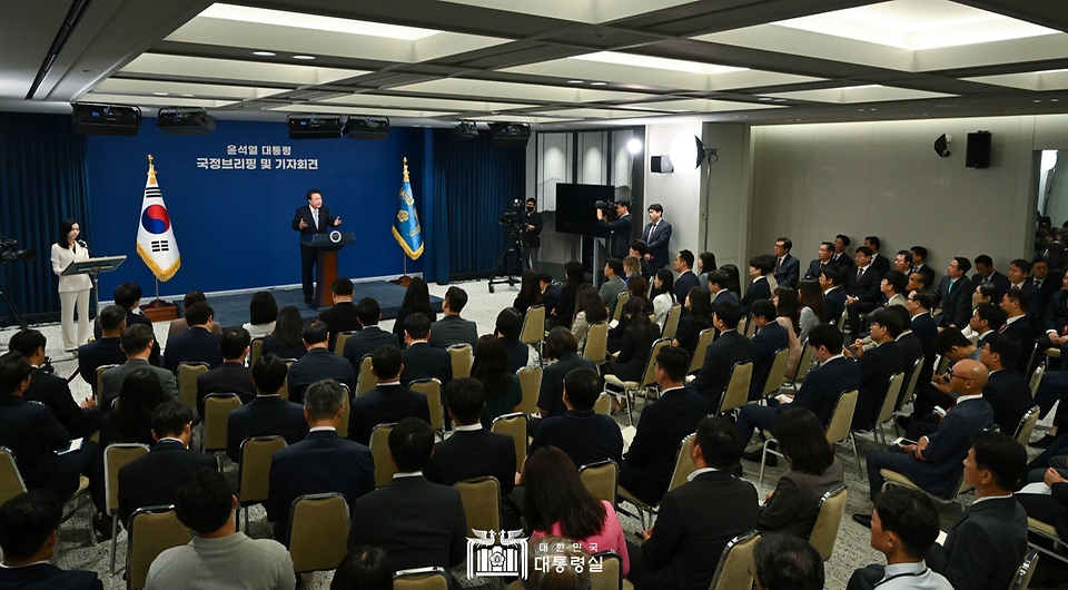 윤석열 대통령이 29일 서울 용산 대통령실 청사 브리핑실에서 ‘국정브리핑 및 기자회견’을 하고 있다.