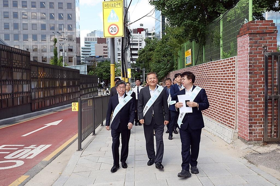 이상민 행정안전부 장관이 29일 서울 중구 덕수초등학교 앞 어린이보호구역에서 어린이 교통안전 문화 정착을 위한 ‘일단멈춤, 아이먼저 보내주세요’ 현장 캠페인에서 안전 점검을 하고 있다.